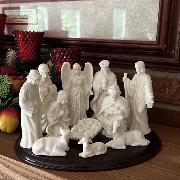 Vintage 1981 Solid Wood
Porcelain Nativity Set - Picture 11 of 11